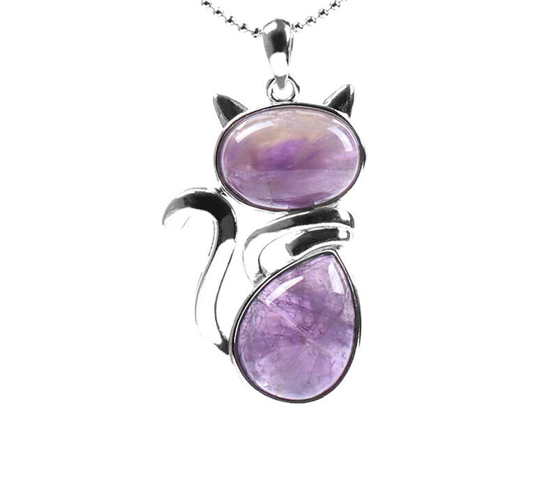 Buddha jewelry:Stone animal pendant necklaces, especially the cute kitten pendant necklaces, are exquisitely carved into animal shapes using a variety of high-quality stones. With their unique natural stone textures, endearing cat poses, and versatile styles, they are highly attractive accessories, favored by both cat lovers and jewelry enthusiasts, and are very suitable for adding a touch of playfulness to various outfits.