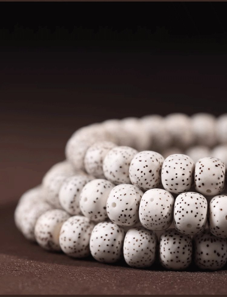 Buddhist bracelets, often referred to as prayer beads or malas, hold a significant place in Buddhist culture. They are not only spiritual tools used for counting mantras during meditation but also symbols of devotion and connection to the Buddhist path. These bracelets come in a wide variety of materials, including wood, stone, seeds, and gemstones, each carrying its own unique cultural and spiritual significance. The practice of “playing” with Buddhist bracelets, which involves handling and caring for them over time, not only enhances their physical appearance but also deepens the spiritual bond between the wearer and the bracelet.